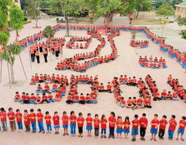 Thầy và trò trường TH Xuân Thành kỉ n.iệm 50 năm ngày giải phóng Miền Nam, thống nhất đất nước ôn lại truyền thống hào hùng ngay trong tiết chào cờ đầu tuần.